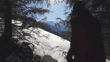 Adam karla dağda koşuyor.