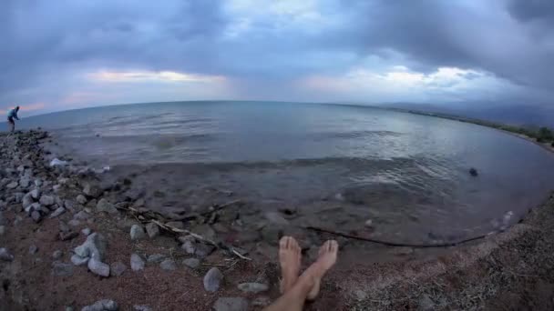 Timelapse del lago Issyk Kul en las montañas — Vídeos de Stock