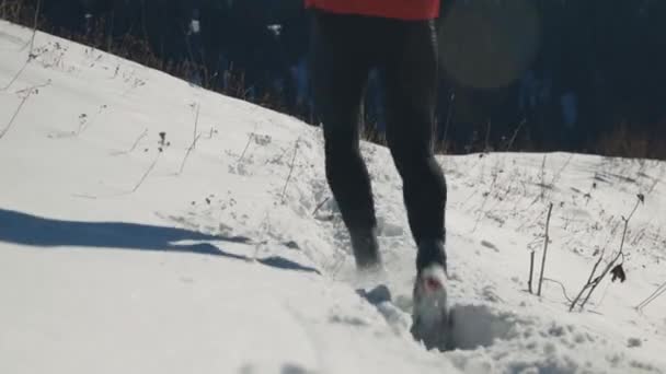 Homem correndo na montanha com neve — Vídeo de Stock