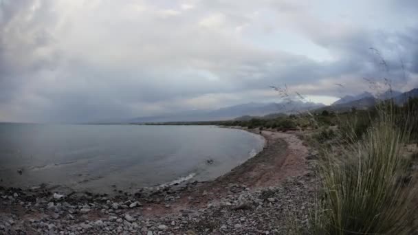 山の中のイシク・クル湖の経過 — ストック動画