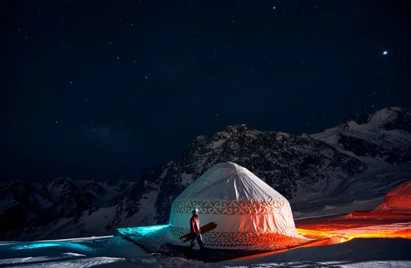 Muž Kráčí Rozštěpeným Snowboardem Blízkosti Jurtského Kočovného Domu Lyžařském Středisku — Stock fotografie