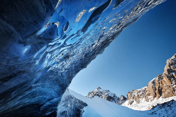 Kaunis Maisema Sininen Jääluola Kaari Vuoret Peitetty Lumella Almaty Kazakstan — kuvapankkivalokuva