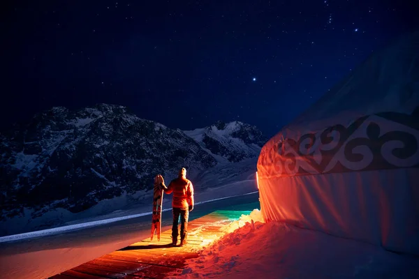 Uomo Possesso Snowboard Diviso Vicino Yurt Complesso Residenziale Nomade Ski — Foto Stock