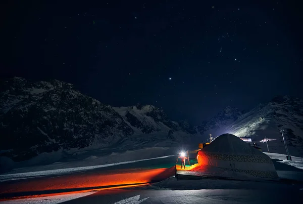 Silhouet Van Een Man Met Ski Buurt Van Yurt Nomadische — Stockfoto