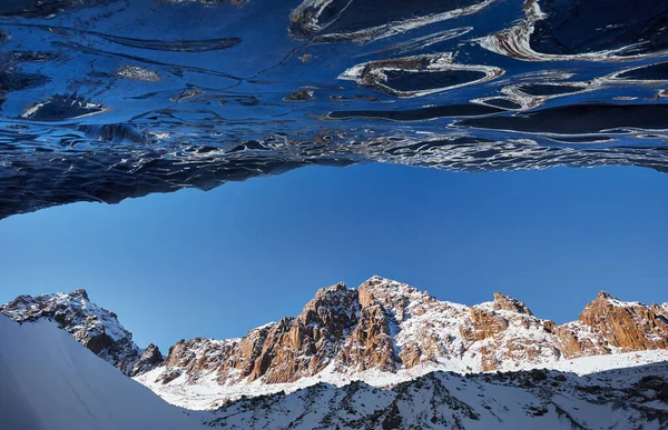 アルマトイ カザフスタンの雪で覆われた青い氷の洞窟のアーチと山の美しい風景 — ストック写真