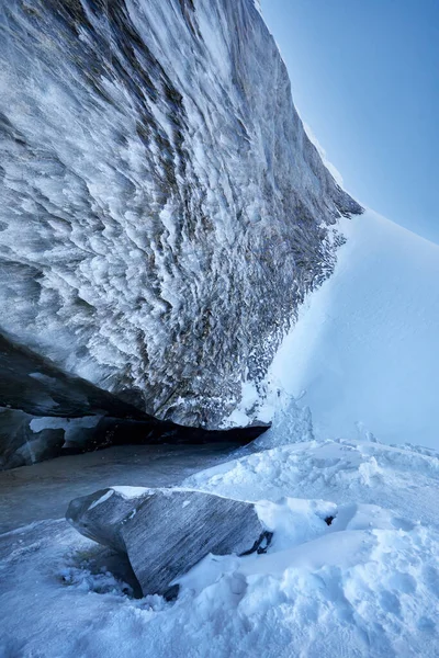 Vackert Landskap Blå Isgrotta Valv Väggstruktur Och Berg Täckt Med — Stockfoto