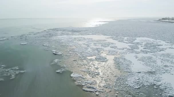Повітряний вигляд Крижаний гумор і тріщини на замерзлому озері — стокове відео