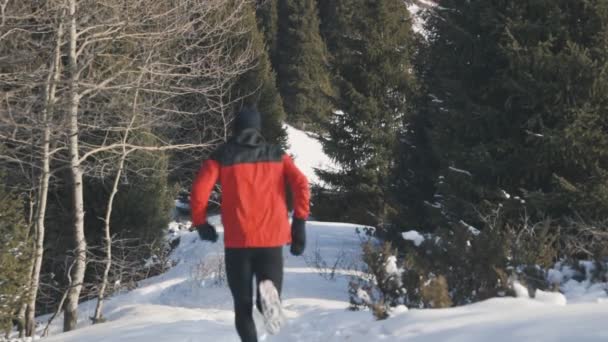 Hombre corriendo en la montaña con nieve — Vídeos de Stock