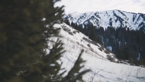 Mannen som springer vid berget med snö — Stockvideo