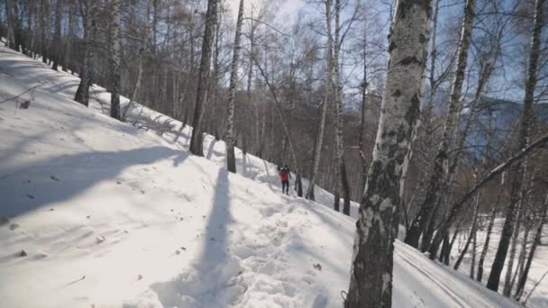 Чоловік біжить на горі зі снігом — стокове відео