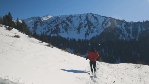 Man rent op de berg met sneeuw — Stockvideo