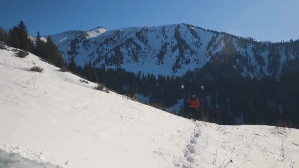 雪の山を走る男 — ストック動画