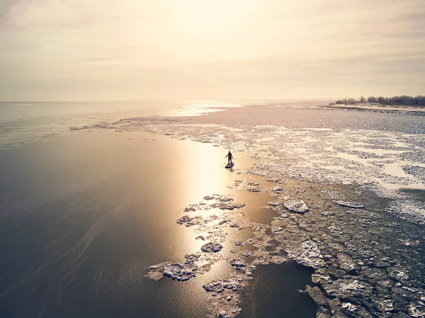 Man Atleet Peddelt Sup Board Het Meer Met Ijs Winter — Stockfoto
