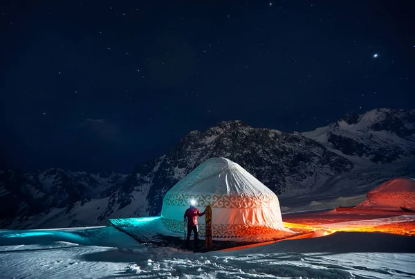 Man Som Håller Delad Snowboard Nära Yurt Nomadiskt Hus Komplex — Stockfoto