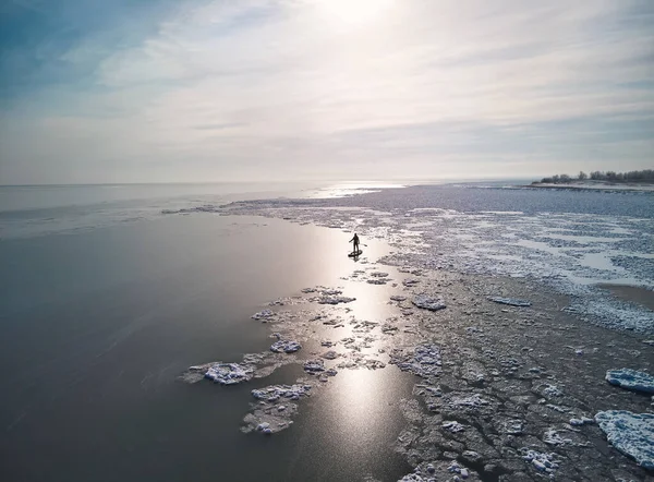 Man Atleet Peddelt Sup Board Het Meer Met Ijs Winter — Stockfoto