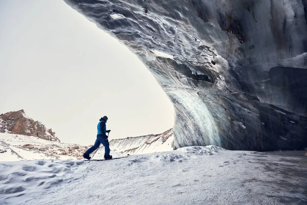 Lyžař Lyžařské Túry Vysokohorském Lyžařském Středisku Shymbulak Ledové Stěny Jeskyně — Stock fotografie
