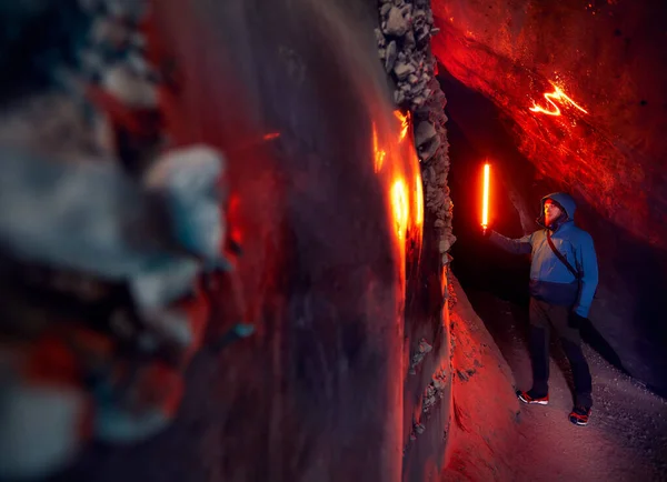 Homem Turístico Segurando Lâmpada Brilho Vermelho Caverna Gelo Glacial Estreita — Fotografia de Stock