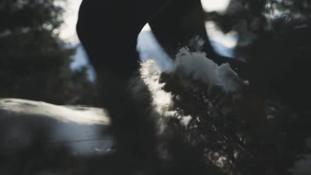 Ο άνθρωπος τρέχει στο βουνό με το χιόνι — Αρχείο Βίντεο