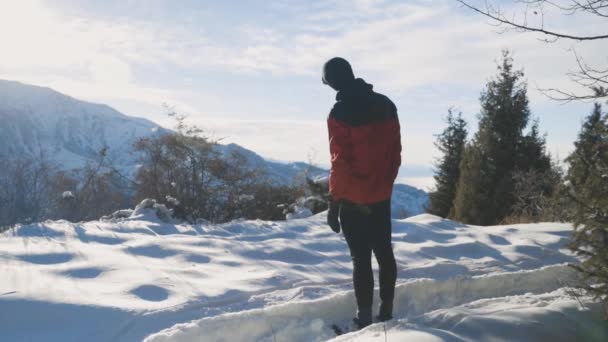 Corredor homem aquecer nas montanhas — Vídeo de Stock