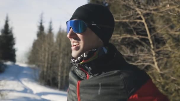 Corredor homem aquecer nas montanhas — Vídeo de Stock