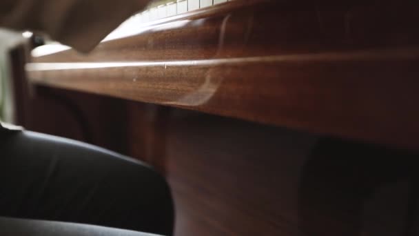 Mujer tocando en piano de madera vintage — Vídeo de stock