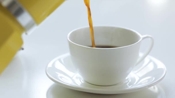 Kávé eszpresszó sárga mokás edényben — Stock videók