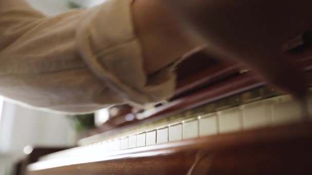 Kobieta gra na drewnianym fortepianie vintage — Wideo stockowe