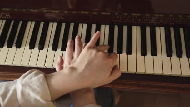 Mujer tocando en piano de madera vintage — Vídeo de stock