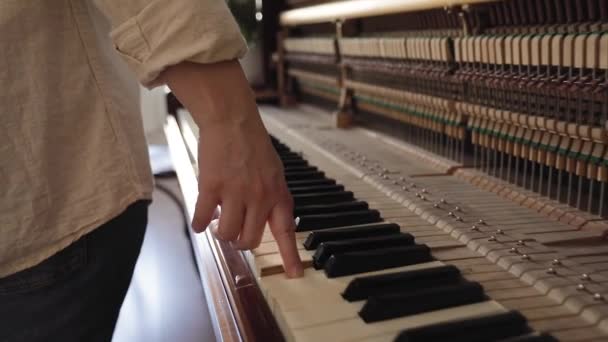女性タッチキーボードのヴィンテージ木製ピアノ — ストック動画