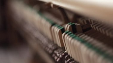 Çekiç ve tel klasik piyanonun içinde