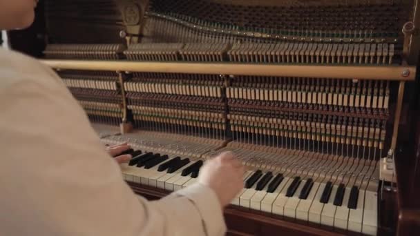 Mujer jugar en abierto vintage piano de madera — Vídeo de stock