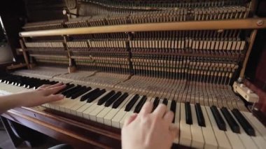 Kadın açık klasik ahşap piyanoda çalıyor.