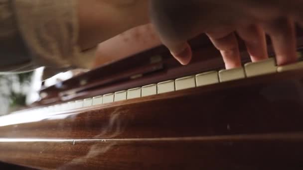 Kvinna spelar på vintage trä piano — Stockvideo