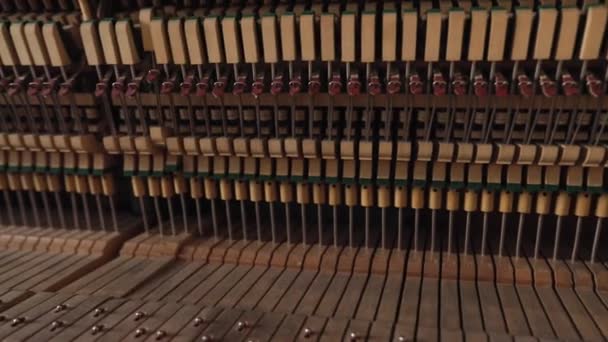 Hamer en koord binnen vintage piano — Stockvideo