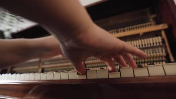 Femme jouer sur piano en bois vintage ouvert — Video