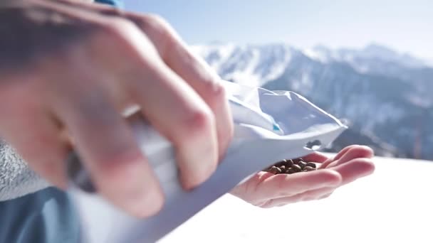 Balení kávových zrn venkovní zimní hory — Stock video