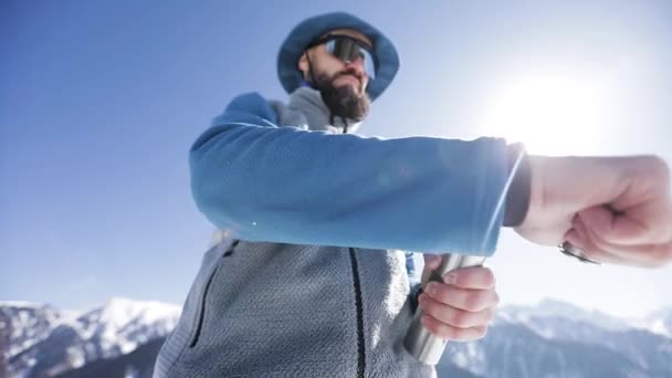 冬の山の中に手コーヒーグラインダーを持つ男 — ストック動画