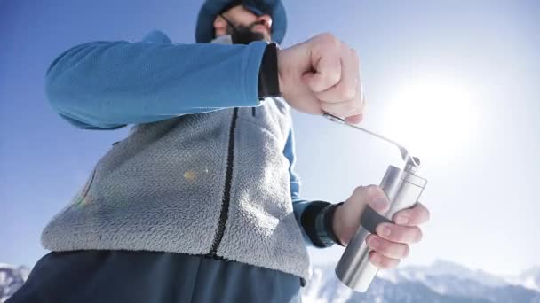Człowiek z ręcznie szlifierki do kawy w górach zimowych — Wideo stockowe