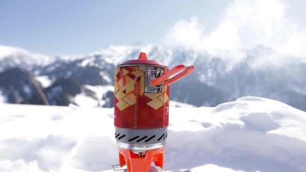 Topf mit kochendem Wasser am Gasherd in den Bergen — Stockvideo