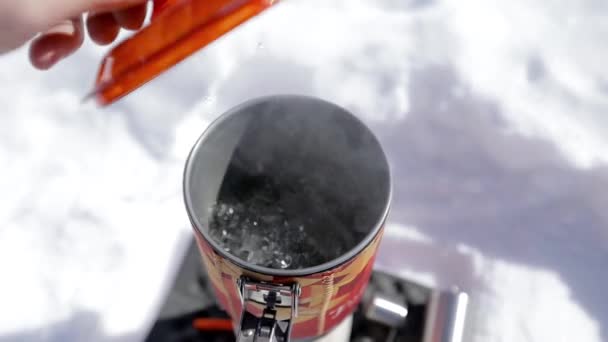 山の中のガスストーブで沸騰したお湯で鍋 — ストック動画