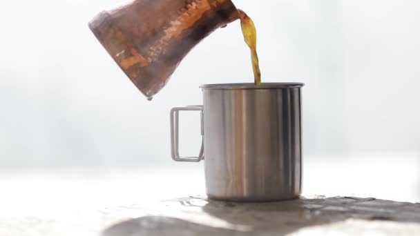 Cobre Cezve para el café en las montañas de otoño — Vídeo de stock
