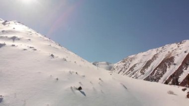 Güzel kış dağlarının havadan manzarası