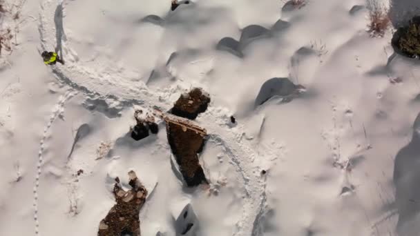 Randonneur traversant la rivière à de belles montagnes d'hiver — Video