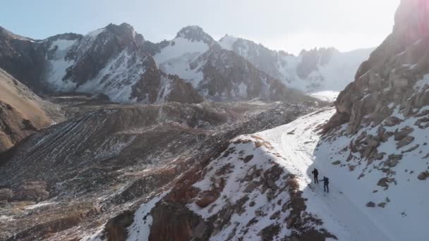겨울 산에서 사람을 공중에서 쏘는 장면 — 비디오