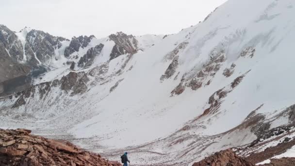 Homme marchant au sommet de la montagne paysage aérien — Video