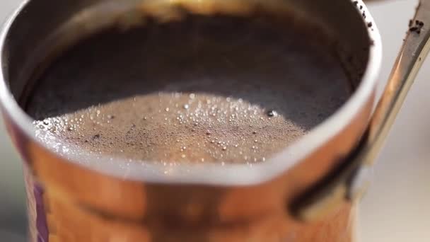 Cobre Cezve para café em montanhas de inverno — Vídeo de Stock