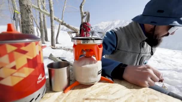 Fazendo café em Cezve em montanhas de inverno — Vídeo de Stock