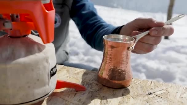 Fare il caffè a Cezve in montagna d'inverno — Video Stock