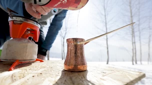 Сварка кофе в Цеце в зимних горах — стоковое видео