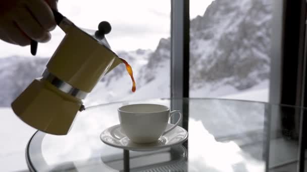 Еспресо кави в гірському готелі — стокове відео